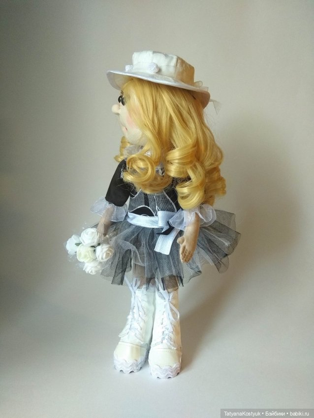 Кукла текстильная в чёрно-белом платье (фото 3)