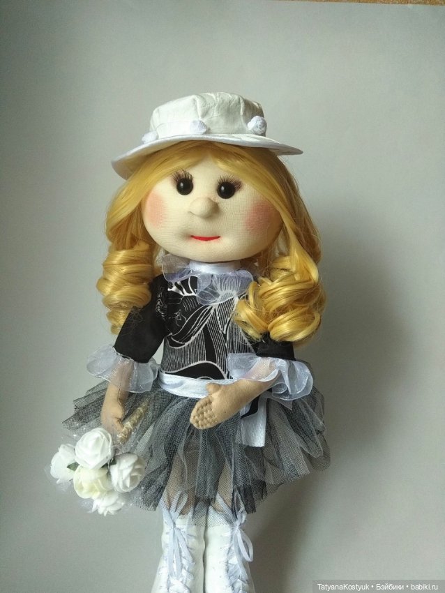 Кукла текстильная в чёрно-белом платье (фото 6)