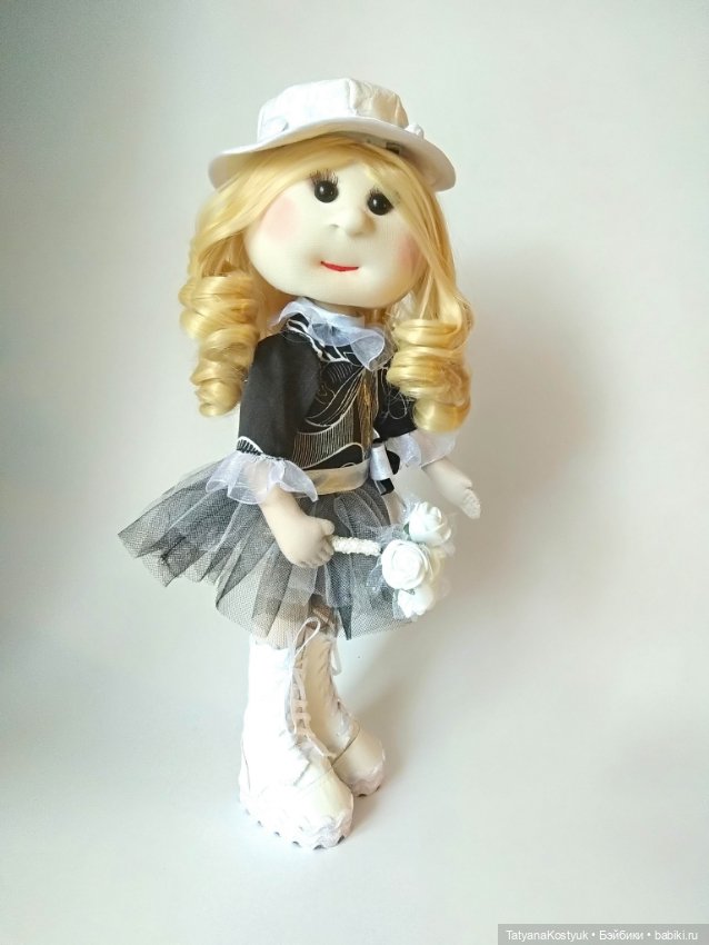 Кукла текстильная в чёрно-белом платье