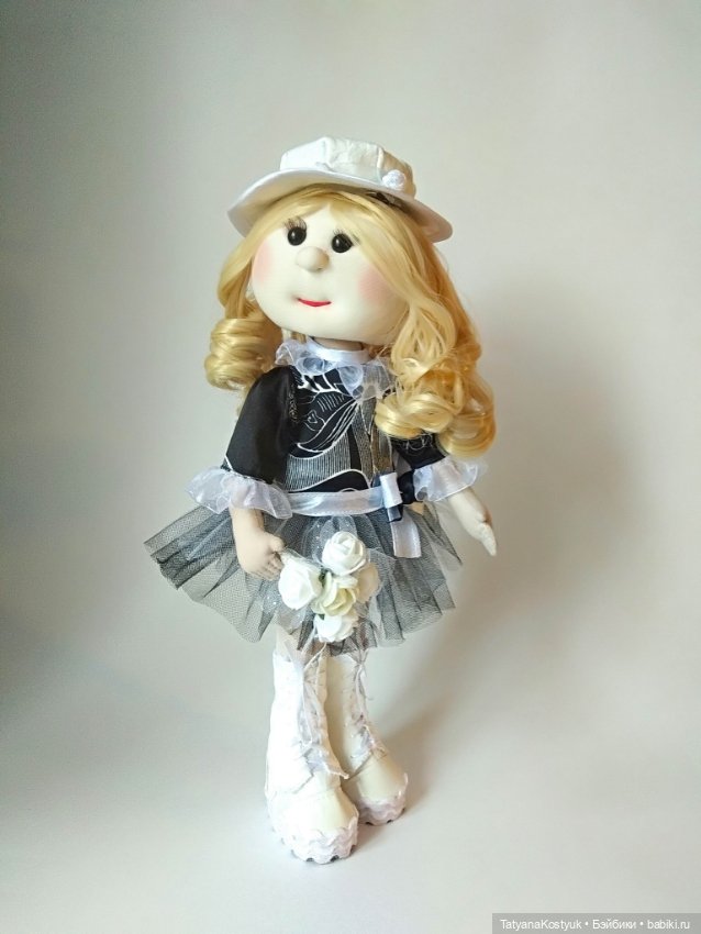 Кукла текстильная в чёрно-белом платье (фото 2)