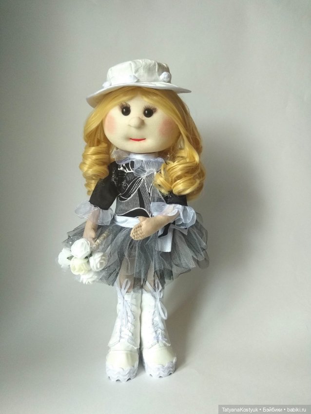 Кукла текстильная в чёрно-белом платье (фото 5)