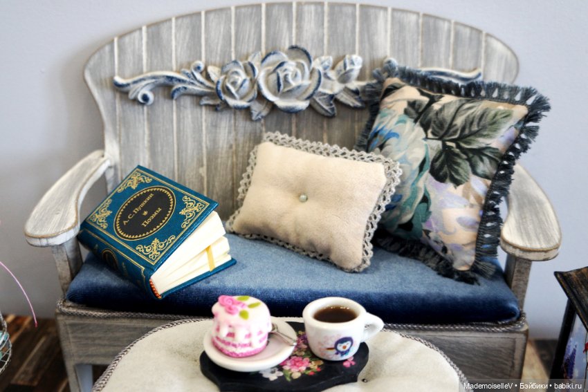 Интерьерная композиция с диванчиком-скамьей (фото 9)
