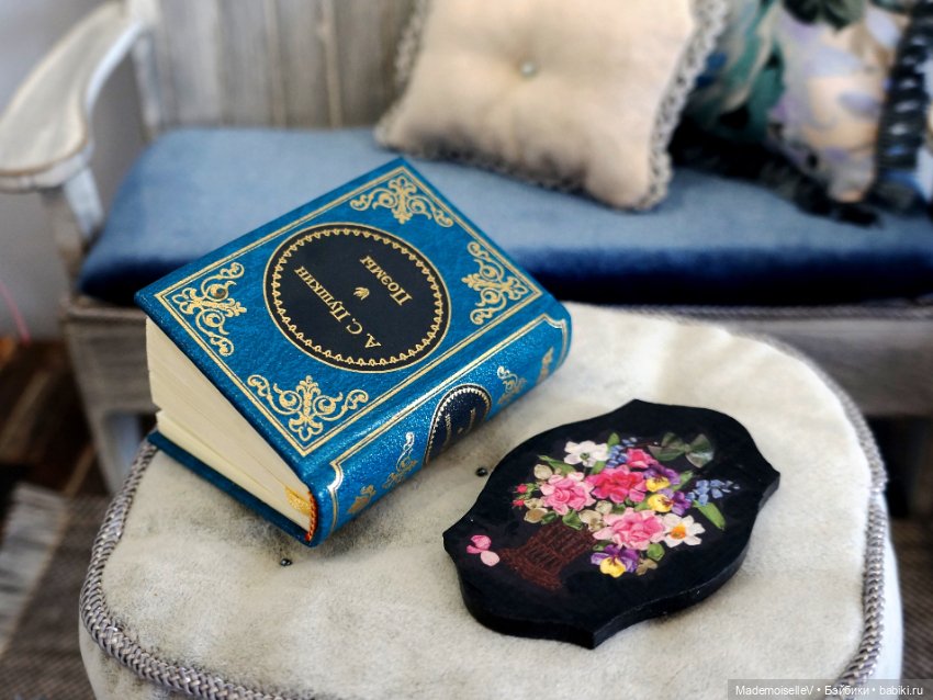 Интерьерная композиция с диванчиком-скамьей