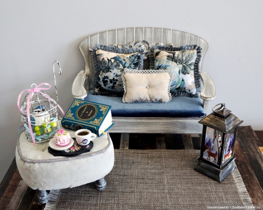 Интерьерная композиция с диванчиком-скамьей