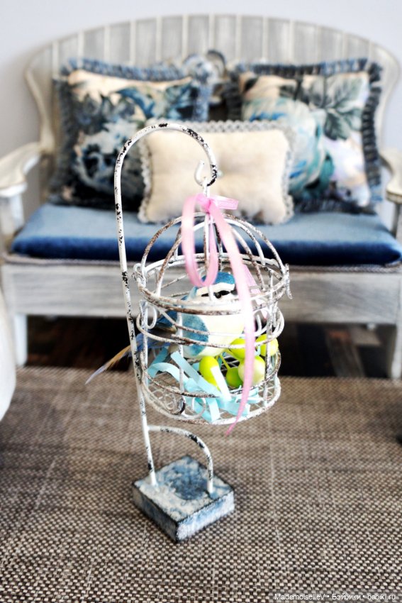 Интерьерная композиция с диванчиком-скамьей (фото 3)