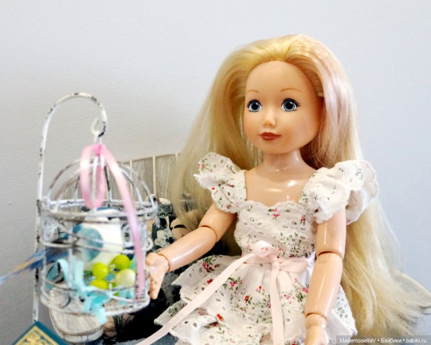 Интерьерная композиция с диванчиком-скамьей