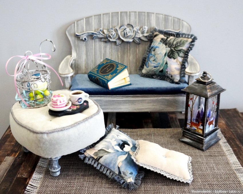 Интерьерная композиция с диванчиком-скамьей