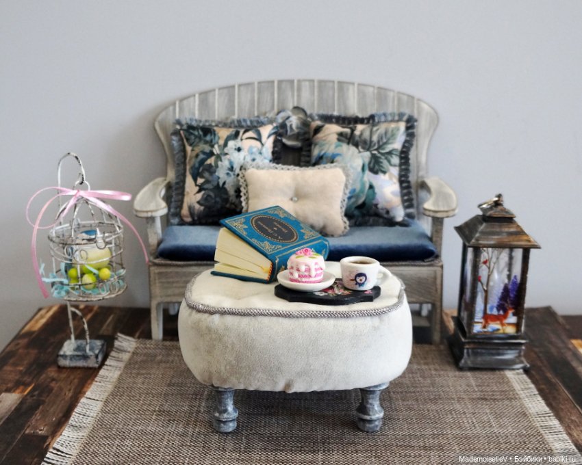 Интерьерная композиция с диванчиком-скамьей