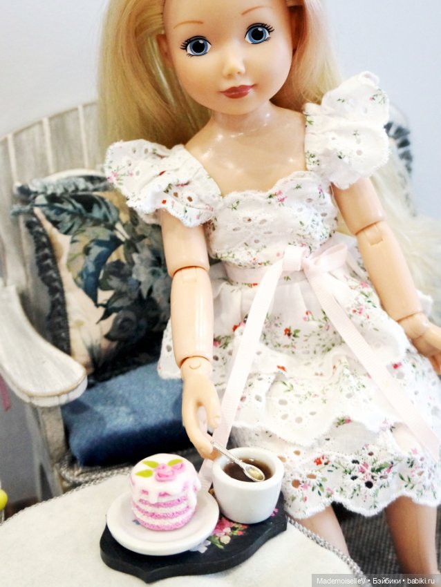 Интерьерная композиция с диванчиком-скамьей (фото 10)