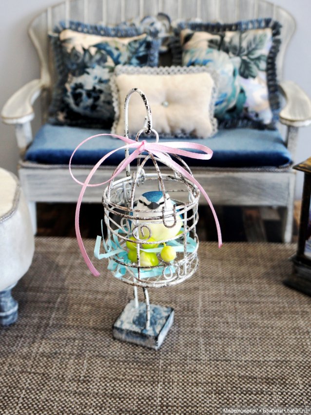 Интерьерная композиция с диванчиком-скамьей