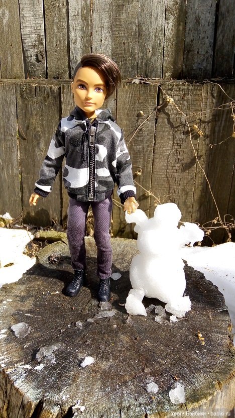 Прогулка во дворе с племянницами: Хантер, Гаррет и фигурки. 01