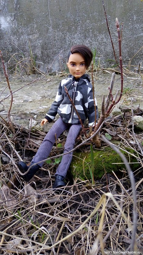 Прогулка во дворе с племянницами: Хантер, Гаррет и фигурки. 01