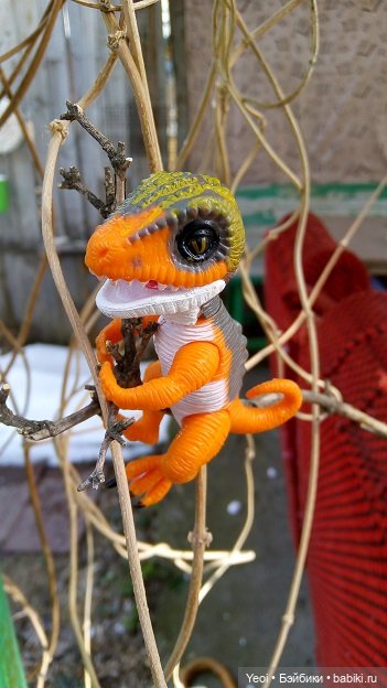 Прогулка во дворе с племянницами: Хантер, Гаррет и фигурки. 01