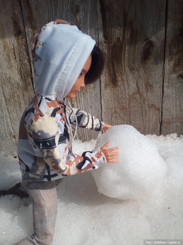 Прогулка во дворе с племянницами: Хантер, Гаррет и фигурки. 01