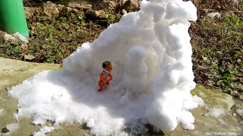 Прогулка во дворе с племянницами: Хантер, Гаррет и фигурки. 02