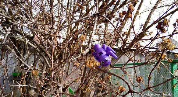 Прогулка во дворе с племянницами: Хантер, Гаррет и фигурки. 02