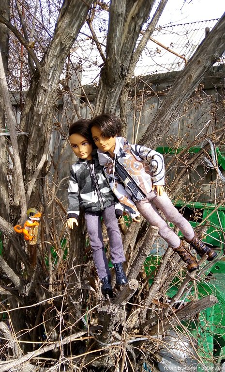 Прогулка во дворе с племянницами: Хантер, Гаррет и фигурки. 02