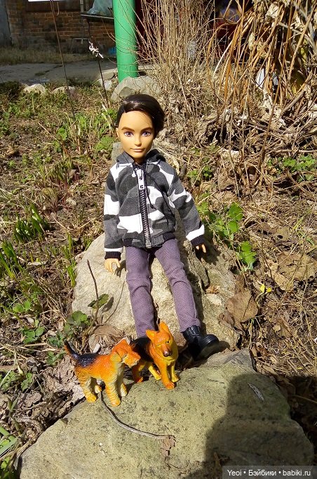 Прогулка во дворе с племянницами: Хантер, Гаррет и фигурки. 02