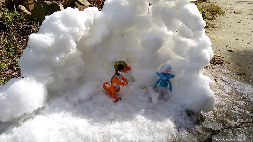 Прогулка во дворе с племянницами: Хантер, Гаррет и фигурки. 02