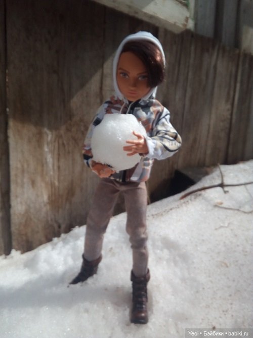 Прогулка во дворе с племянницами: Хантер, Гаррет и фигурки. 01