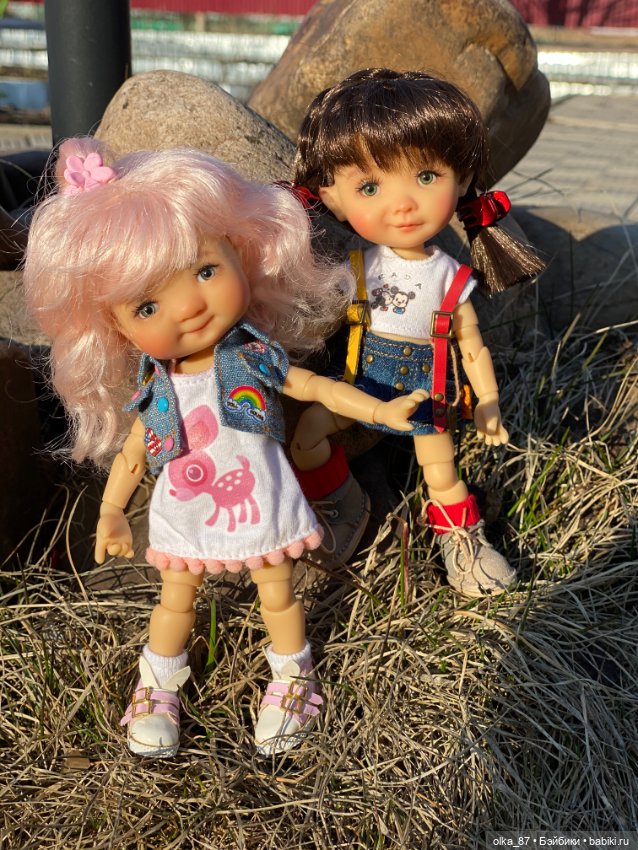 Патти и Кирра, девочки на прогулке