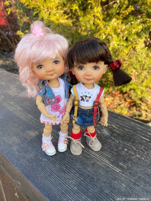 Патти и Кирра, девочки на прогулке