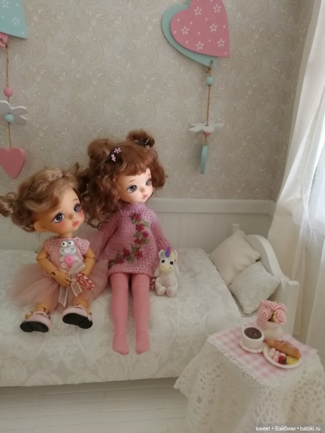 Мы сидим и смотрим в окна