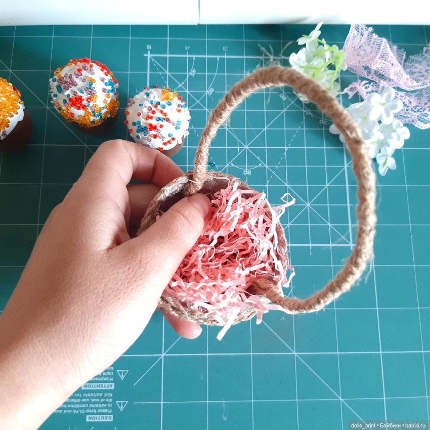 МК: Пасхальная корзинка — Как сделать аксессуары для кукол: сумки (фото 6)