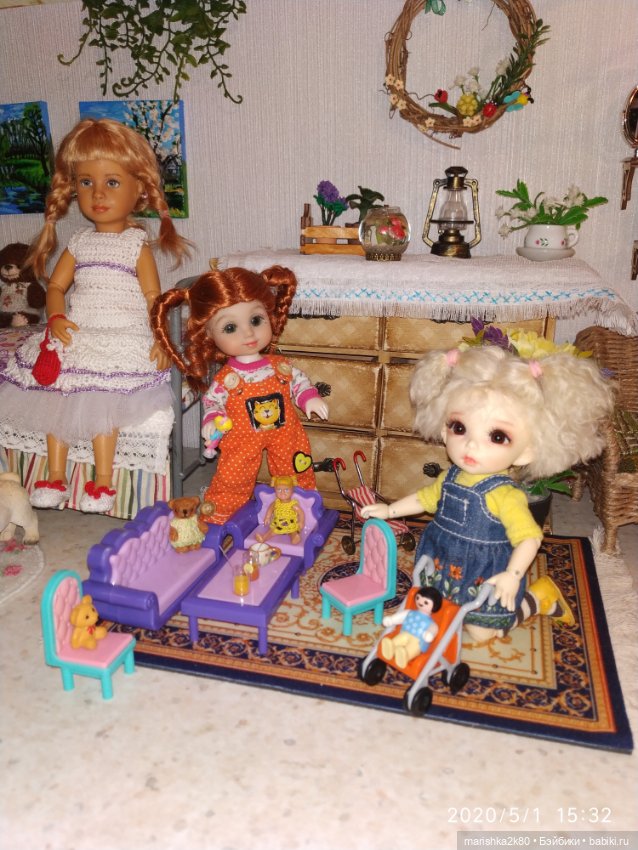 Девчонки играют игрушками (фото 5)