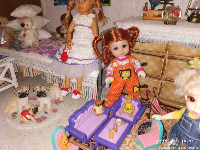 Девчонки играют игрушками (фото 3)