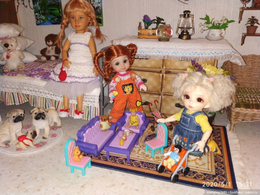 Девчонки играют игрушками