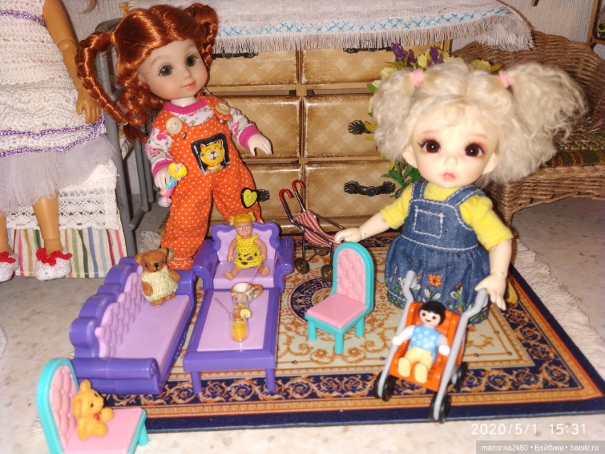 Девчонки играют игрушками (фото 4)