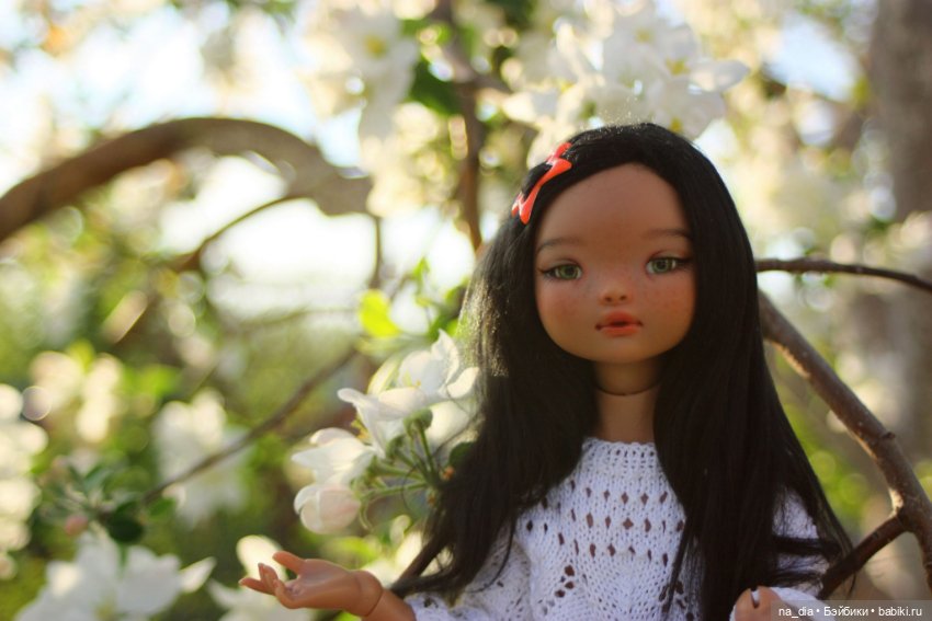 Весна, жара, цветочки. Софи и Лео на даче