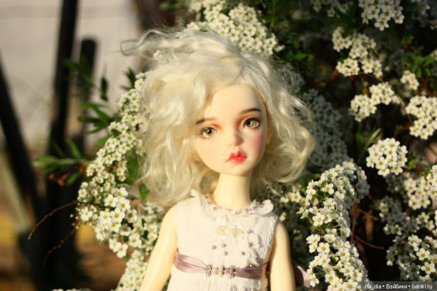 Весна, жара, цветочки. Софи и Лео на даче