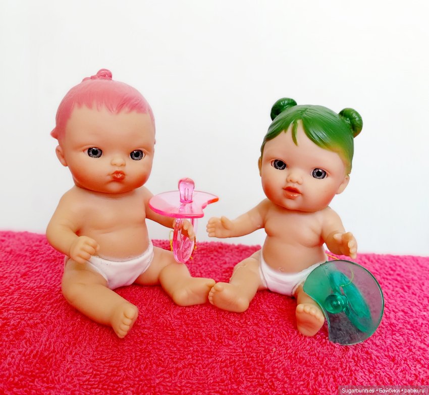 Забавные малыши с сосочками