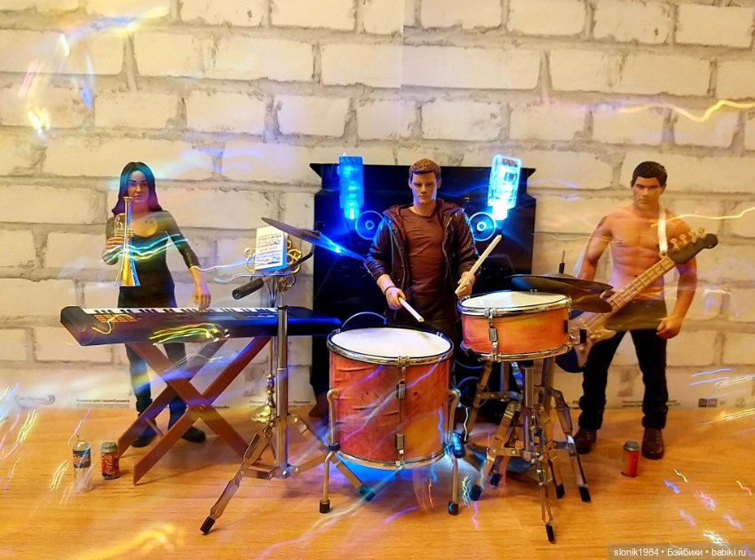 Рок-группа на кухонном столе