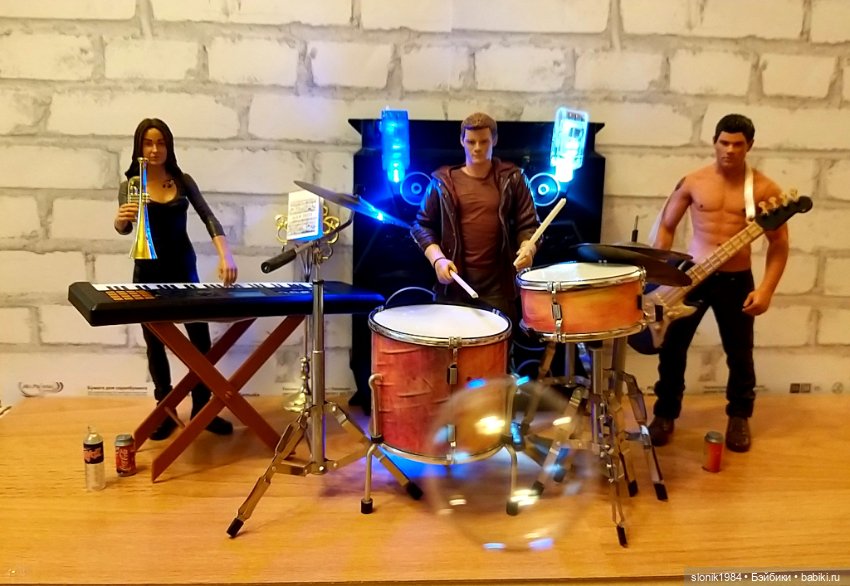 Рок-группа на кухонном столе