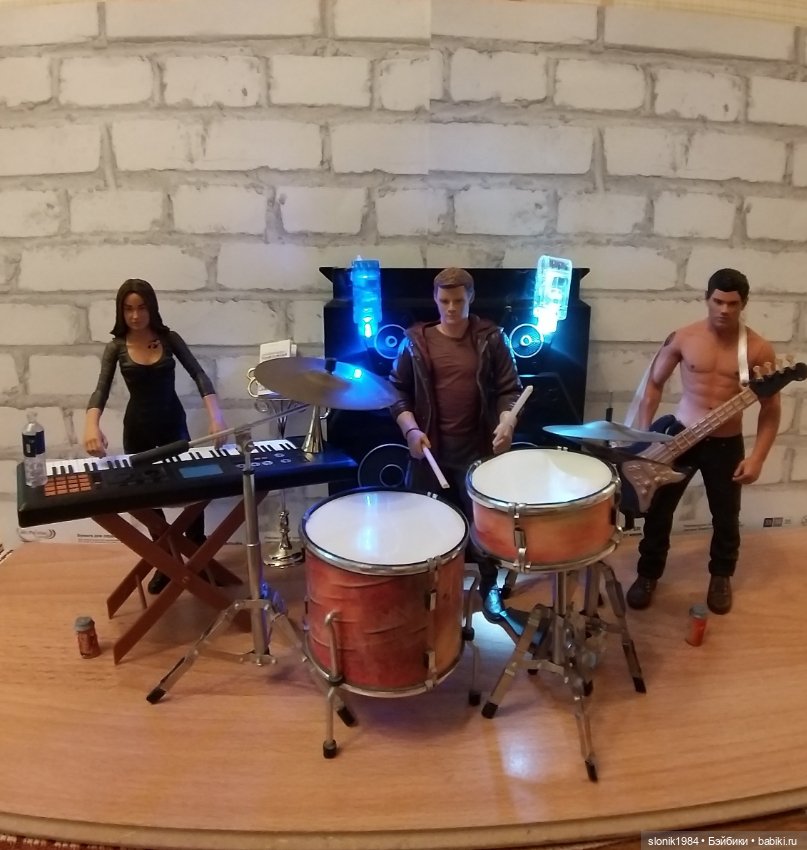 Рок-группа на кухонном столе