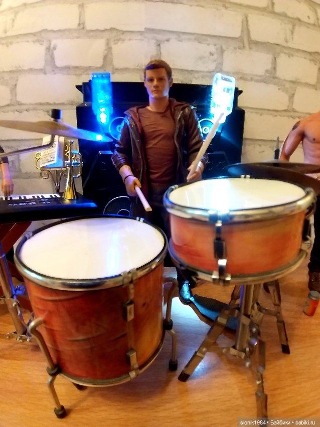 Рок-группа на кухонном столе