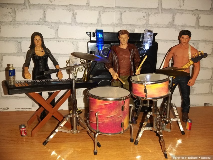Рок-группа на кухонном столе (фото 10)