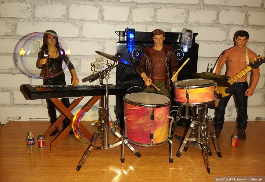 Рок-группа на кухонном столе