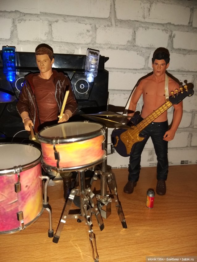 Рок-группа на кухонном столе