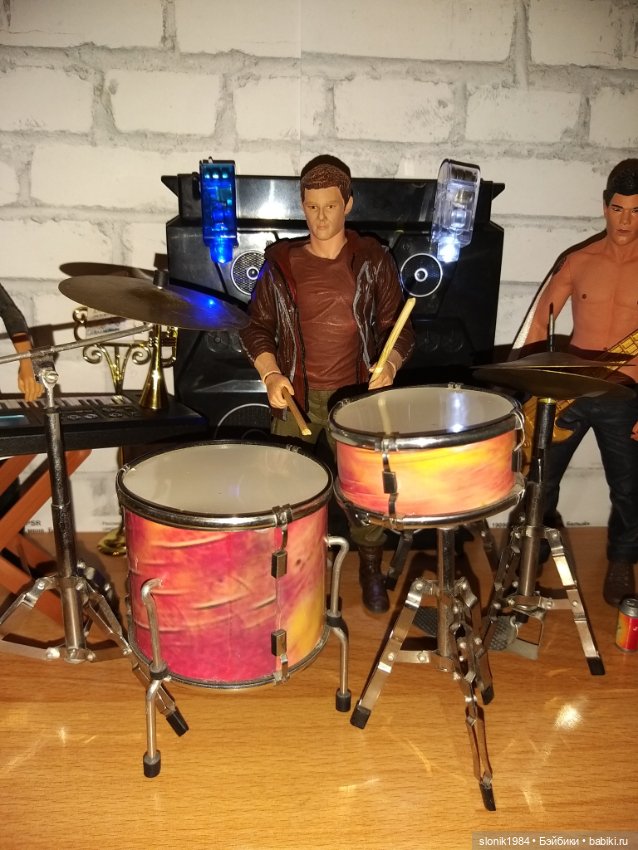 Рок-группа на кухонном столе (фото 8)