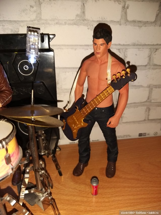 Рок-группа на кухонном столе