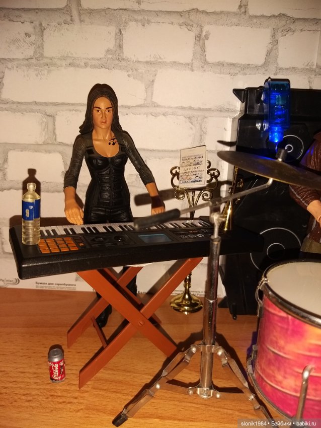 Рок-группа на кухонном столе