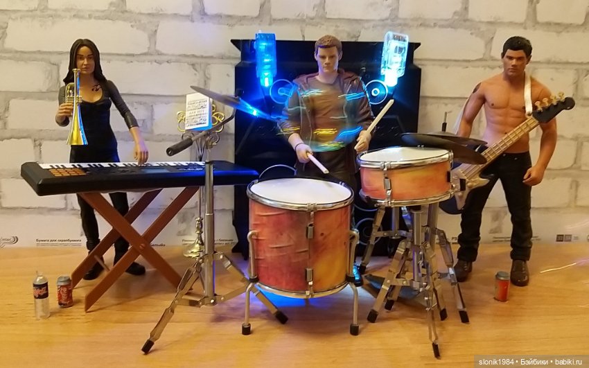 Рок-группа на кухонном столе