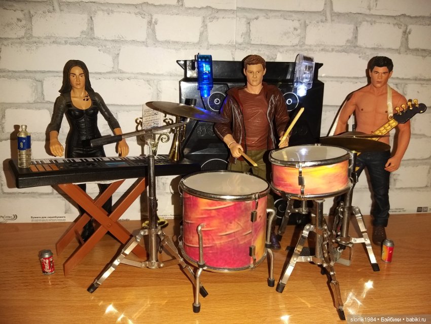 Рок-группа на кухонном столе (фото 9)