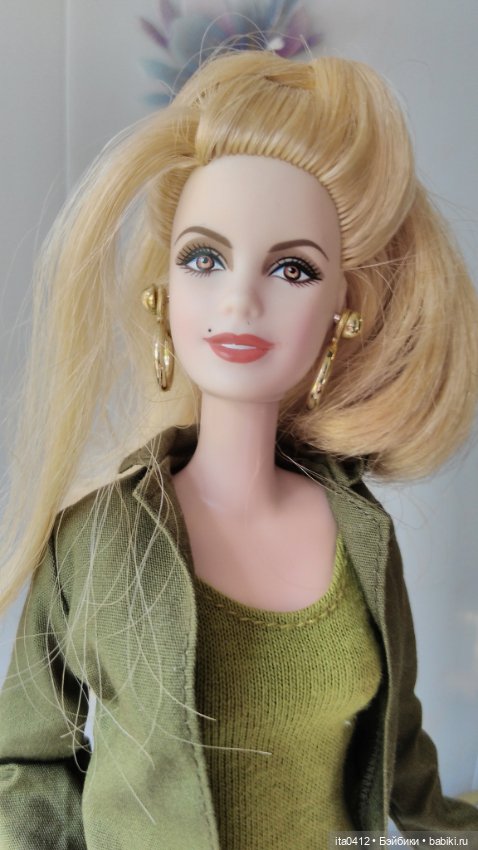 Барби Миссис Чтотут из «Излома времени» и гибриды на её теле