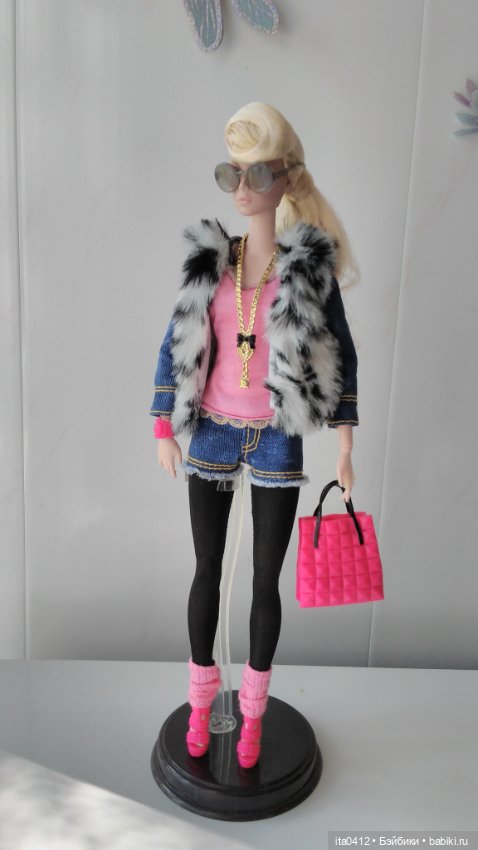 Барби Миссис Чтотут из «Излома времени» и гибриды на её теле