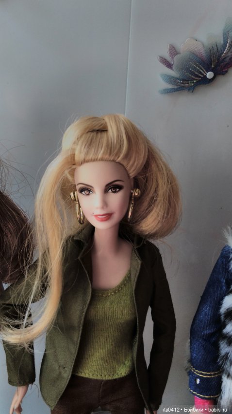 Барби Миссис Чтотут из «Излома времени» и гибриды на её теле
